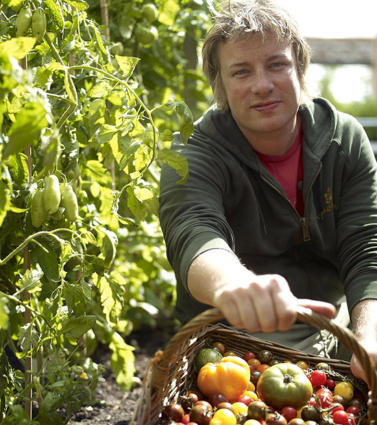 ORG XMIT: 414401_0.tif Gastronomia: o chef de cozinha britânico Jamie Oliver posa para foto com cesta de frutas. (Foto: Divulgação) 