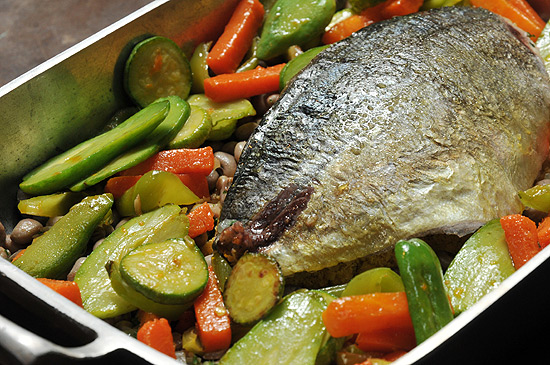 Receita de peixe fresco com farofinha amarela da chef Heloisa Bacellar, que comanda o restaurante Lá da Venda 