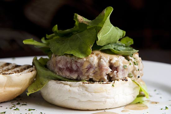Hambúrguer de atum servido com rúculas; receita testada pelo chef Benny Novak, do 210 Diner