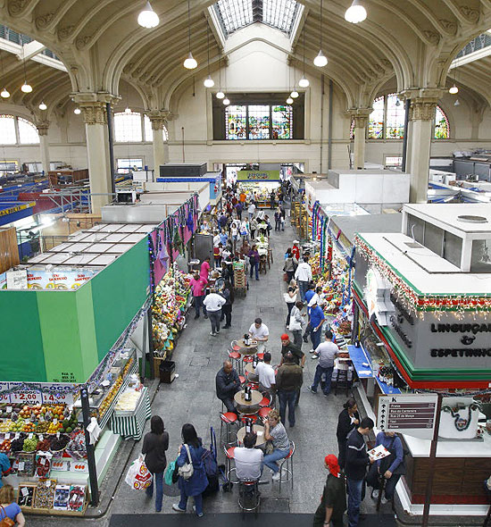Pessoas passeiam pelo Mercado Municipal de São Paulo; atendentes e garçons do Mercadão estão aprendendo novos idiomas