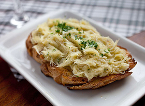 Os chefs Erik Nako e Cristiano Lanna, da Prima Bruschetteria, ensinam a fazer bruschetta com as sobras do bacalhau