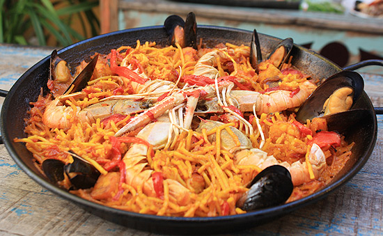 Venga! - Pouco conhecido aqui no Brasil, o Fideuá é um prato espanhol muito  parecido com a paella, e que leva, no lugar do arroz, uma massa especial.  Toda quarta feira, no