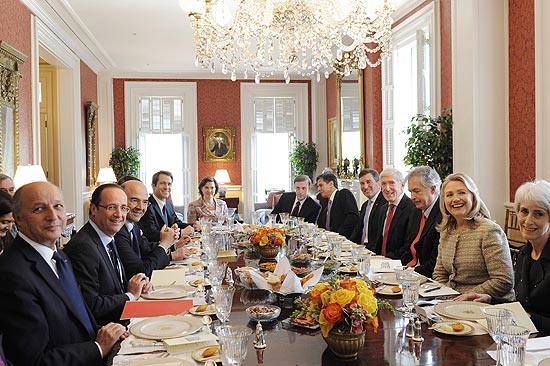 O presidente francs, Franois Hollande ( esquerda), durante almoo com Hillary Clinton ( direita), em Washington