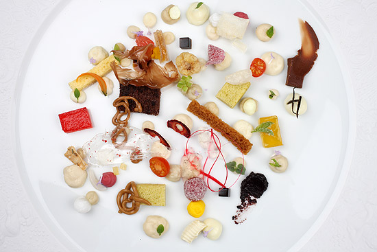 O prato Anarquia, do chef Jordi Roca, oferece 43 elementos minculos, entre eles, cremes, gelatinas e frutas