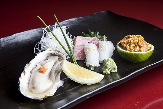 Combinado de sashimis do restaurante  preparado com tor (atum gordo), garoupa, ourio-do-mar e ostra