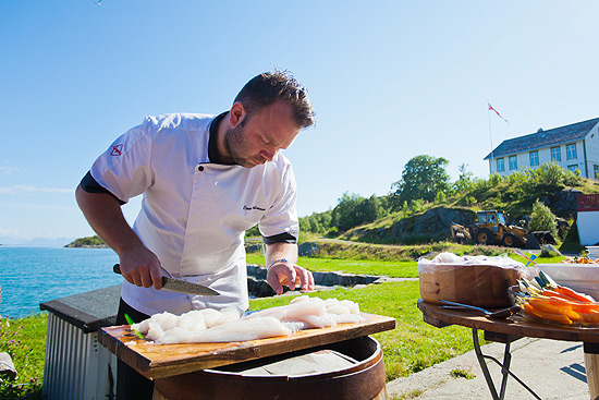 O chef Einar Halstensen prepara peixes como cavalinha e hadoque que tinham acabado de ser pescados