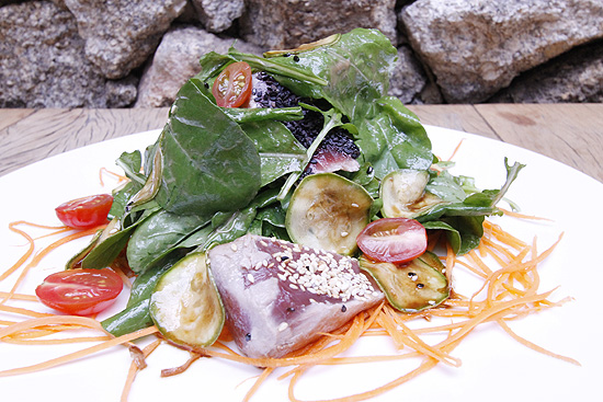 Prato com atum e salada, servido no restaurante Serafina do Itaim, SP, de Fabio Granato