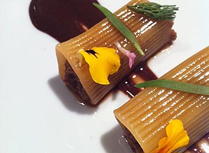 Rigatoni com calda de chocolate amargo e sangue de pato