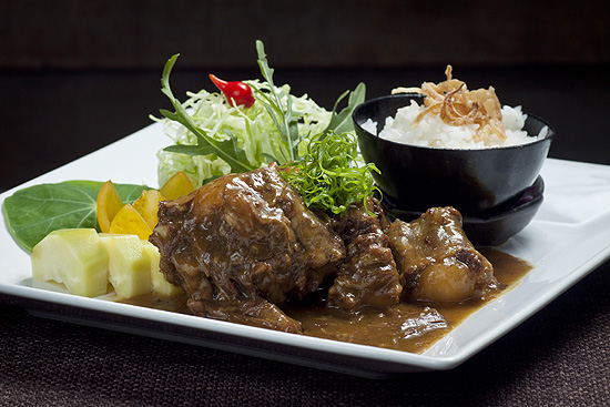 Prato de rabada com curry, uma das especialidades servidas no restaurante Sakagura A1, do chef Shin Koike