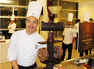 O vencedor da competio, Srgio Shidomi, ao lado da escultura feita por ele em chocolate. 