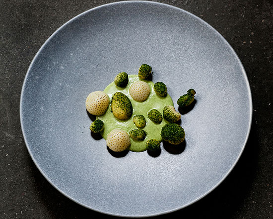 Batatas com emulso de rcula, p de algas e morangos verdes do restaurante Relae, de Copenhague