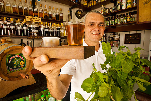O empresrio Leodoro Porto com a erva amaznica usada em sua cachaa aromatizada