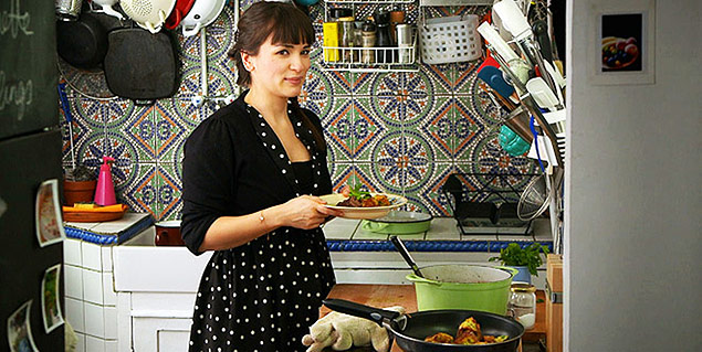 A apresentadora Rachel Khoo em sua cozinha