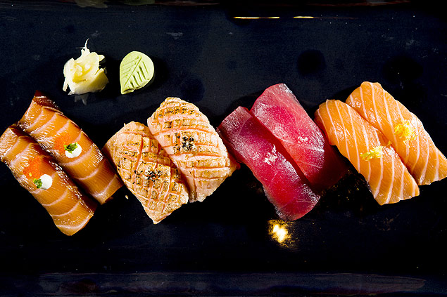 Sushis de salmo e atum servidos no rodzio do Kappa & Kanashiro