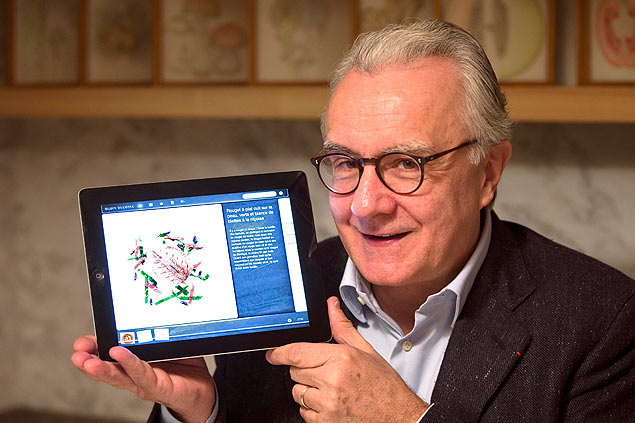 Alain Ducasse posa com iPad mostrando seu aplicativo "My Culinary Encyclopedia"