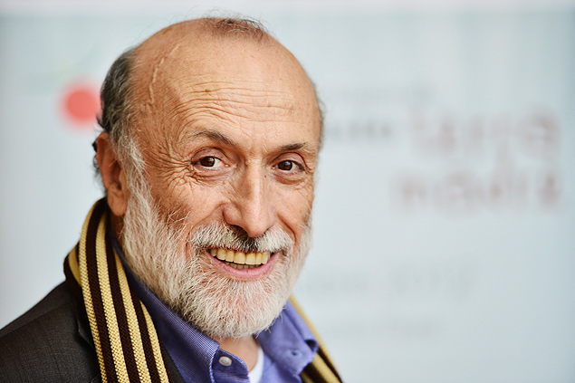 Carlo Petrini fundador do Slow Food International no Slow Foods Salone del Gusto eTerra Madre em Turim (Itlia). *** The founder of the slow food's movement Carlo Petrini, poses during the Slow Foods Salone del Gusto and Terra Madre on October 25, 2012 in Turin. Entitled Foods that change the world', the Slow Food movement's biggest international event is taking place in Turin from October 25 to 29, with hundreds of responsible small-scale food producers, chefs and experts presenting their products, knowledge and skills. AFP PHOTO / GIUSEPPE CACACE