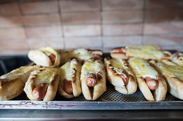 O cachorro-quente  francesa que o chef Raphael Despirite serve em eventos de comida de rua