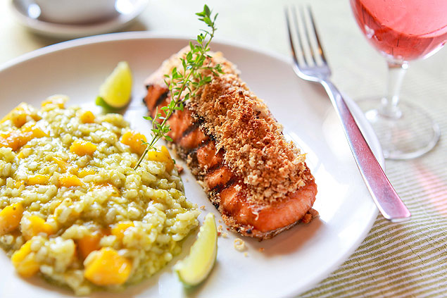 Salmão em crosta de castanha risoto de rúcula e manga Receitas