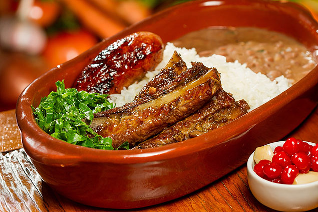 Na Casinha Mineira, a costelinha de porco  servida com arroz, tutu, linguia e couve