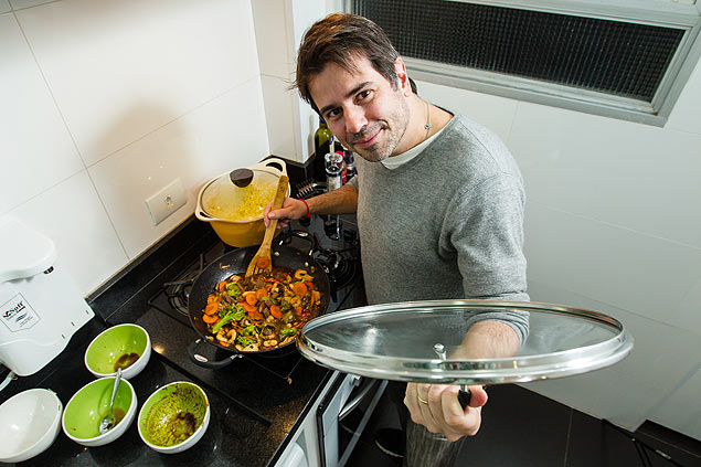 Carlos Acosta cozinha em casa para os amigos