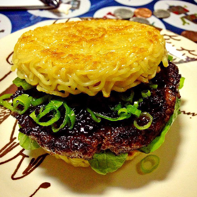 O ramen burger feito por Keizo Shimamoto 