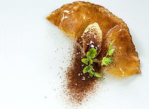 Fruta pao, foie gras servido no restaurante Roberta Sudbrack