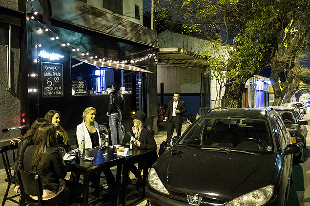 Clientes no restaurante Chez Burger, na rua Cunha Gago, em Pinheiros