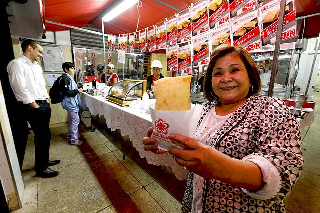 A feirante Maria Yonaha, dona da pastelaria "Pastel da Maria", bicampe do concurso de pastel promovido pela Prefeitura