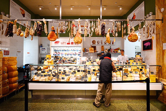 Empório de queijos na unidade do Eataly de Nova York; a rede vai abrir mais uma unidade em Paris