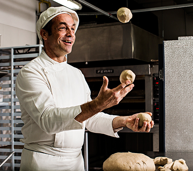 Didier Niepceron faz malabares com massa de pão na Pain à Table, que fica na Pompeia