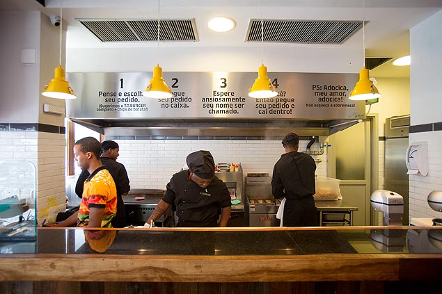 Reserva TT Burger, de Thomas Troisgros, tem embalagens descartáveis; o cliente pode levar o pedido para viagem ou ficar nas mesas para comer