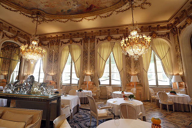 Le Meurice, um dos hotis mais caros de Paris; uma diria custa em torno de  800 (R$ 2.430)
