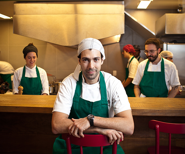 O chef Rodrigo Oliveira, no Esquina Mocot