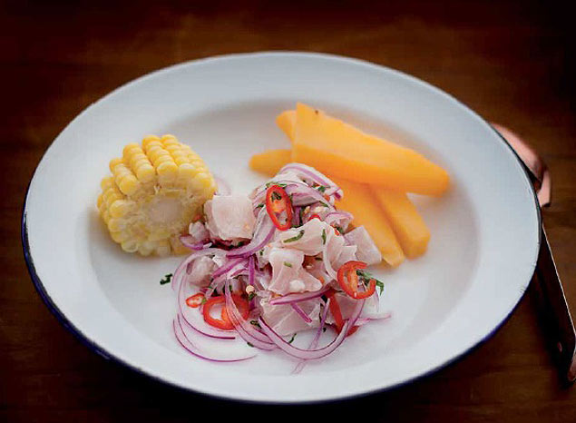 Receita clssica de ceviche peruano, com peixe branco, milho e batata-doce cozida
