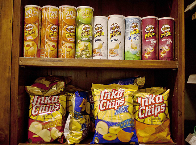 Batatas chips e outros salgadinhos a venda em uma loja de Lima