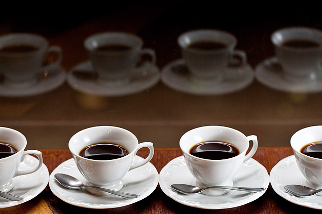Beber algumas xcaras de caf pode beneficiar o corao, disse estudo
