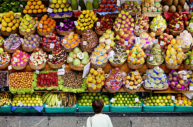 Cliente escolhe frutas em banca do Mercado Municipal de So Paulo