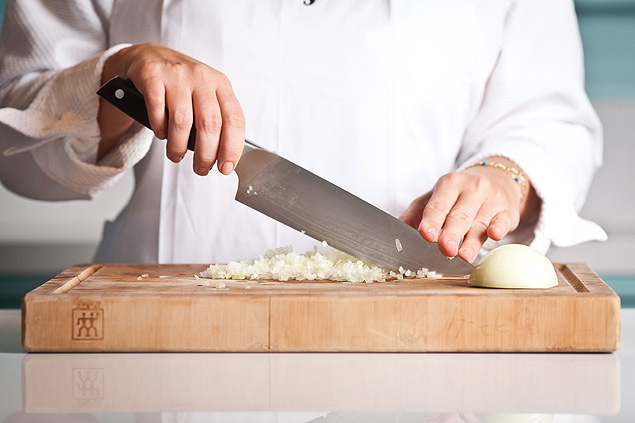 O chef Gerard Cagna pediu para que todos os grandes chefs franceses repudiem formalmente a violncia nas cozinhas
