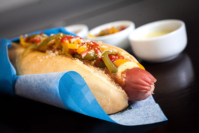 Hot dog com pimentes, maionese e salsicha frankfurter do The Original