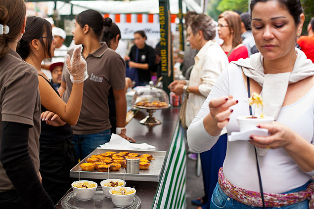Barracas de comida do Chefs na Rua, durante a ltima edio da Virada Cultural, em 2013