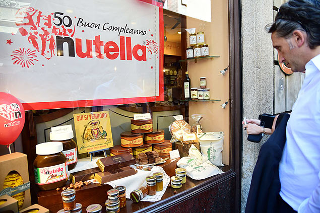 Homem observa vitrine exibindo potes de Nutella; produto foi alvo de polmica na Frana