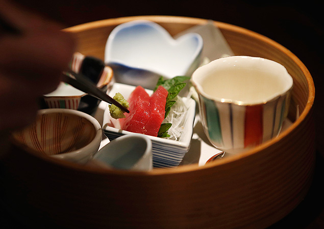 Sashimi de atum servido em restaurante do Japo