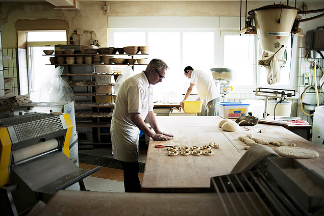 Fritz Trefzger faz pretzels em sua padaria, na cidade alem de Schopfheim