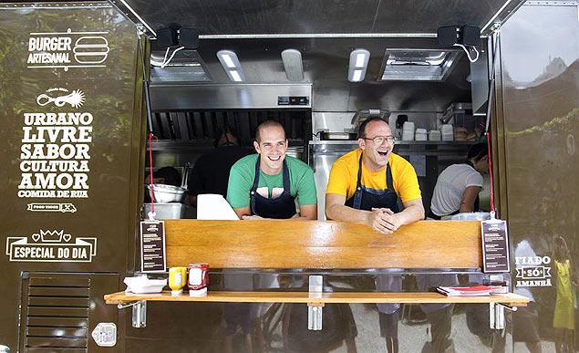 Os chefs do Buzina food truck que vendeu cerca de 300 refeies em seu primeiro dia na Folha