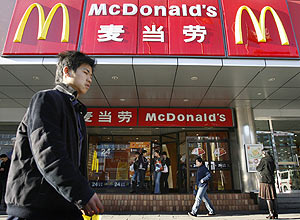 Homem passa por loja do Mc Donalds em Pequim (Claro Cortes IV/Reuters) Homem passa por loja do Mc Donalds em Pequim (Claro Cortes IV/Reuters)