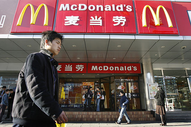 Homem passa em frente a uma loja da rede McDonald's, em Pequim