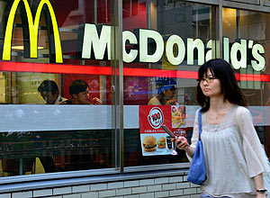 Mulher passa por restaurante do Mc Donalds em Tóquio, no Japão (Yoshikazu Tsuno/AFP) Mulher passa por restaurante do Mc Donalds em Tóquio, no Japão (Yoshikazu Tsuno/AFP)