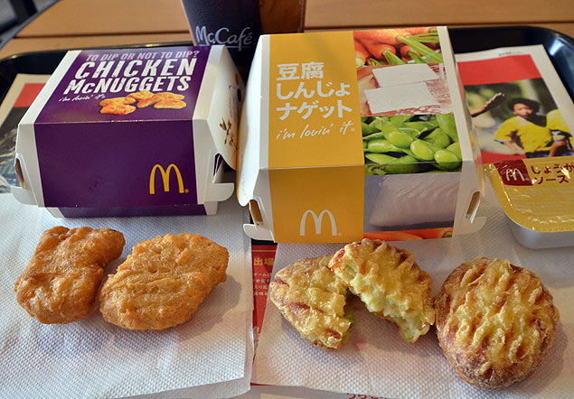 Os nuggets de frango e de tofu so exibidos em loja do McDonald's de Tquio