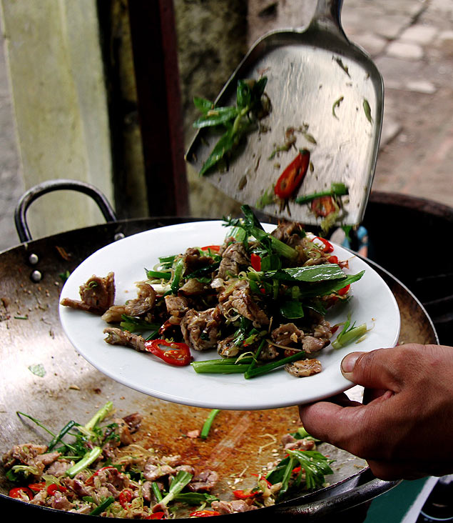 Prato com carne de gato  preparado em restaurante de Hani, no Vietn