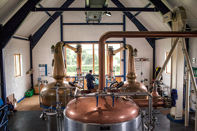 David Fitt, destilador-chefe da empresa, inspeciona o alambique na English Whisky Company 